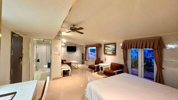 Dobbeltrom (Suite) | Minibar, skrivebord, blendingsgardiner og wi-fi (inkludert)