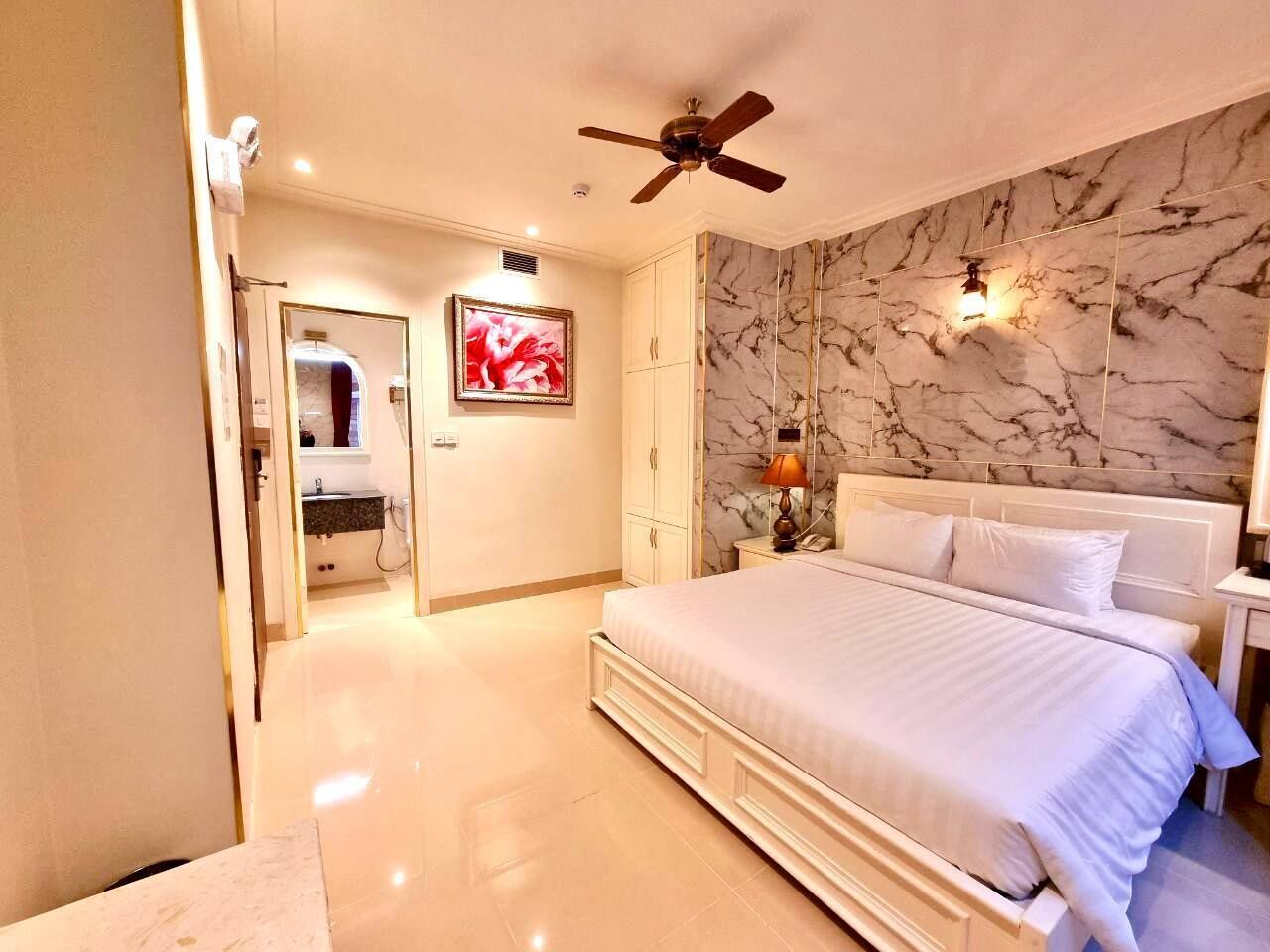 deluxe double room | minibar, desk, blackout curtains, free wifi