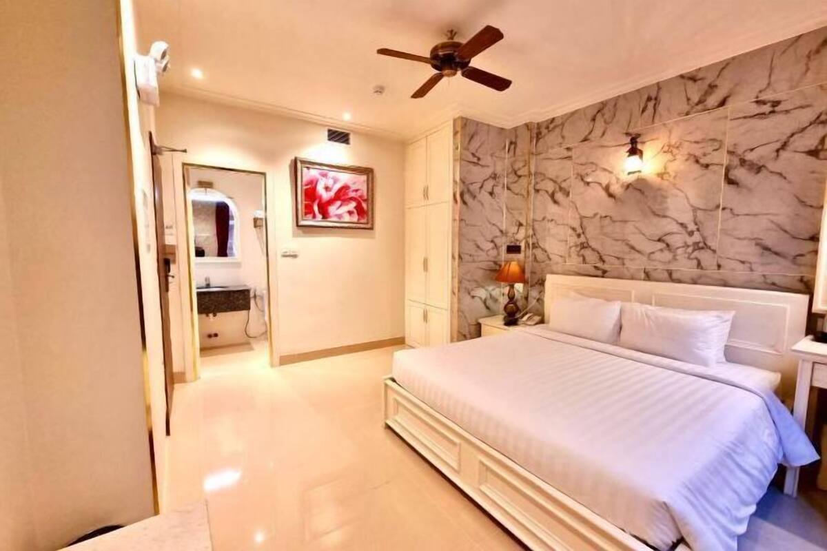 Minibar, desk, blackout drapes, WiFi (free)