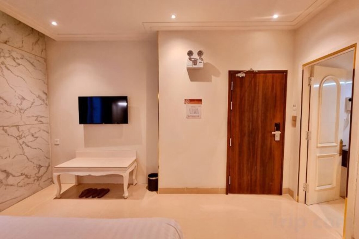 Minibar, desk, blackout drapes, WiFi (free)