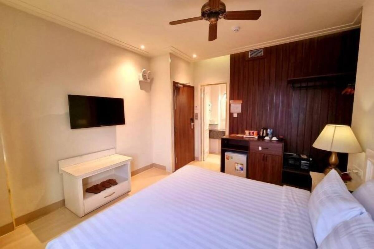 Minibar, desk, blackout drapes, WiFi (free)