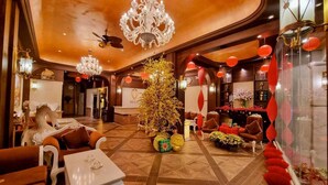A hotel lobby with a large chandelier, a Christmas tree, and red lanterns. - Tulip Hotel 3 (Xuan Huong - Da Lat)