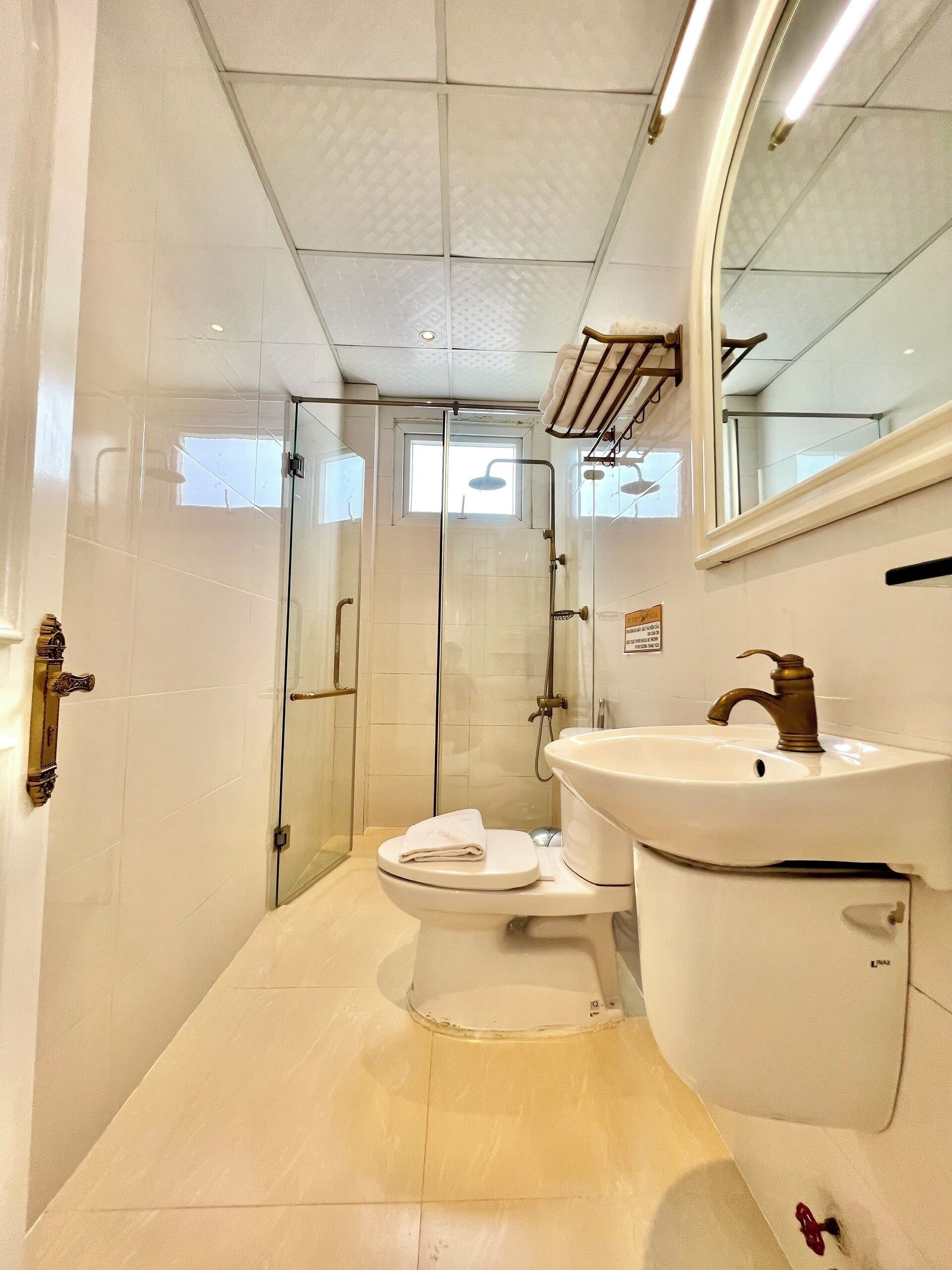 suite double room | bathroom | shower, free toiletries, hair dryer, slippers