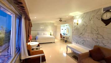 Minibar, escritorio, cortinas blackout y wifi gratis