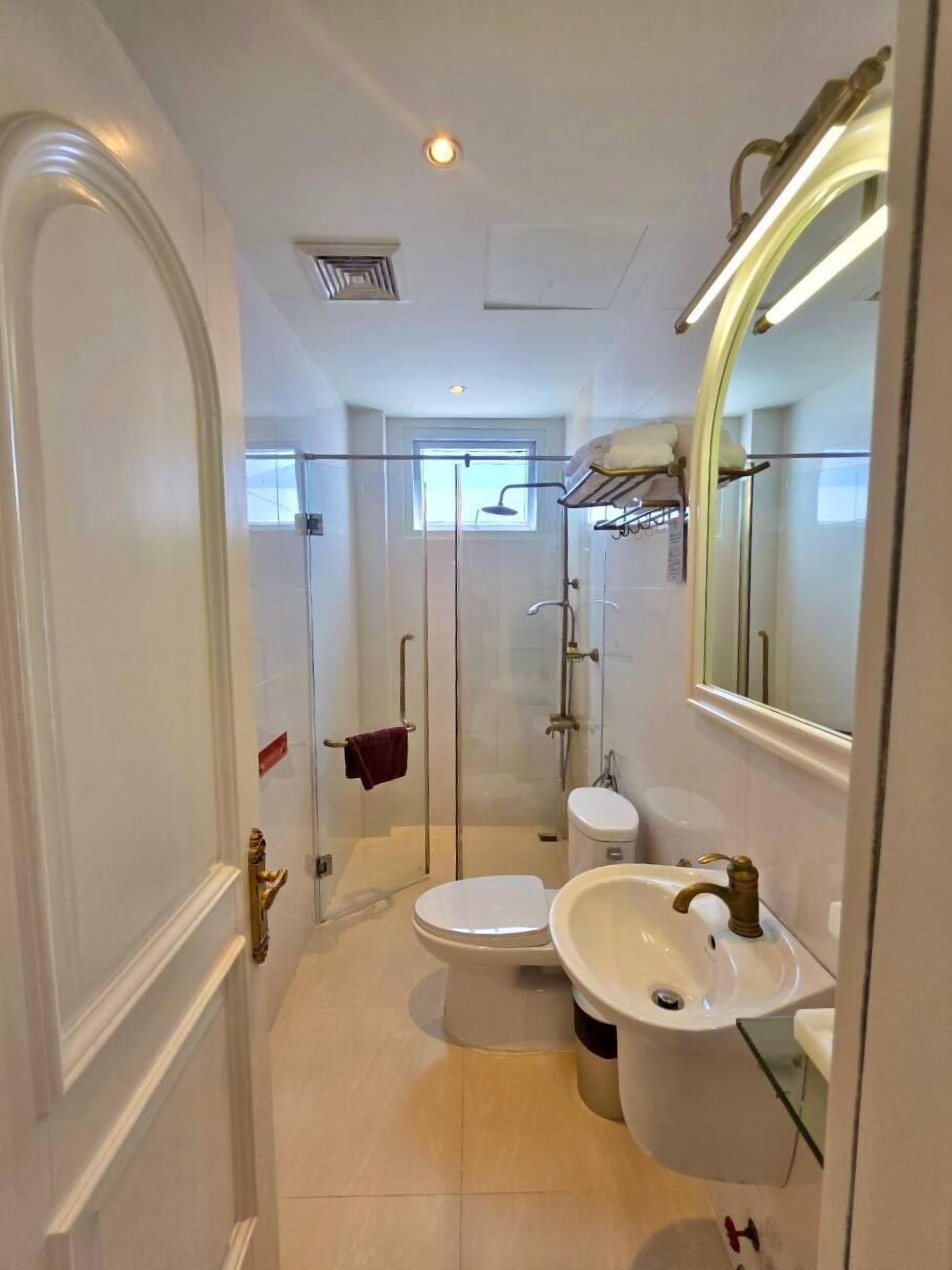 shower, free toiletries, hair dryer, slippers