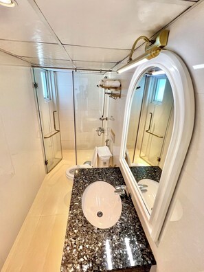 Chambre Quadruple (Suite) | Salle de bain | Douche, articles de toilette gratuits, sèche-cheveux, chaussons