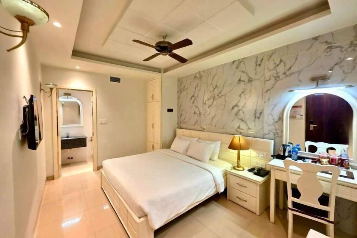 Minibar, una scrivania, tende oscuranti, Wi-Fi gratuito