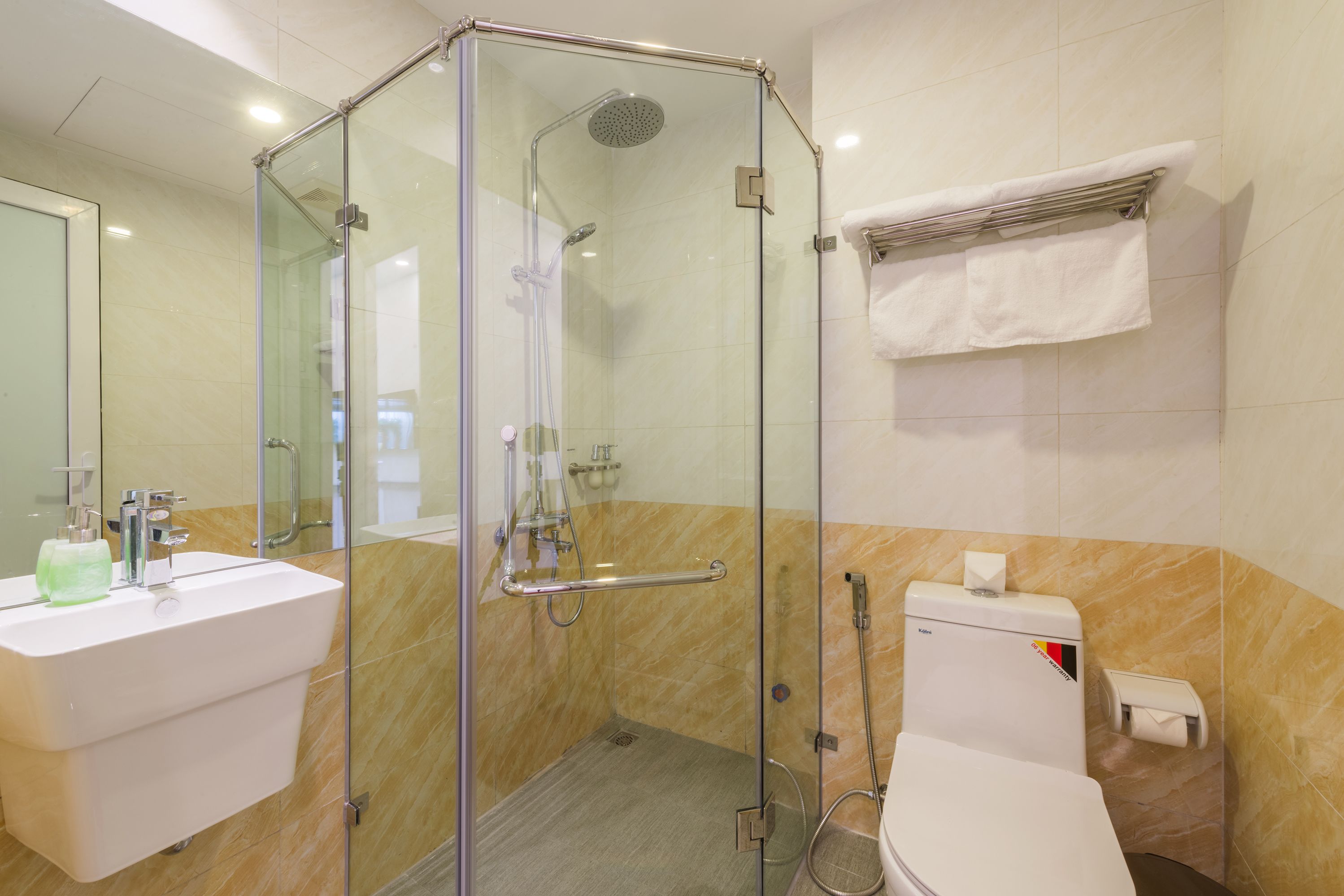 shower, rainfall showerhead, free toiletries, hair dryer