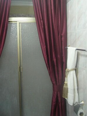 Perlengkapan mandi gratis, pengering rambut,  dan handuk