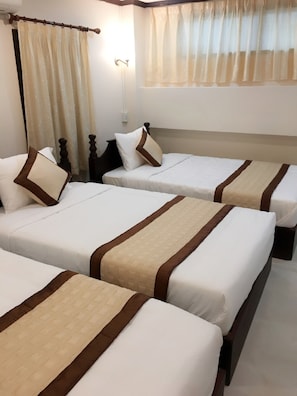 Standard Triple Room, 3 Singles | Caja de seguridad en la habitación, escritorio y wifi gratis 