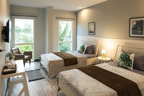 Habitación estándar con 2 camas individuales | 1 habitación, escritorio y espacio para trabajar con laptop