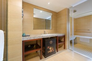 Articles de toilette (gratuits), séchoir à cheveux, pantoufles