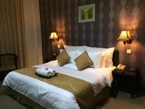 Executive Suite | In-room safe, desk, iron/ironing board, free WiFi