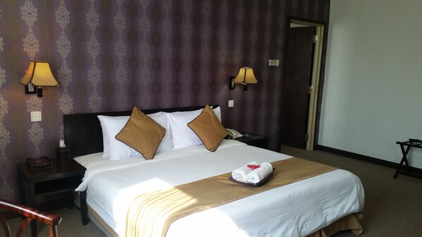 Executive Suite | In-room safe, desk, iron/ironing board, free WiFi