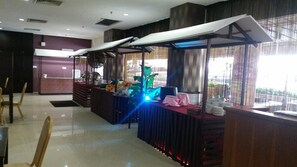 Daily buffet breakfast (MYR 15 per person)