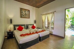 Escriptori, espai de treball apte per a portàtils i cortines opaques