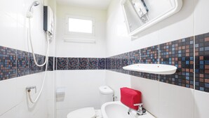 A bathroom with a toilet, a sink, and a shower. - Nittaya Residence (Bangkok)