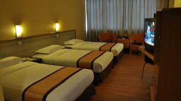 Deluxe Triple | In-room safe, desk, iron/ironing board, free WiFi