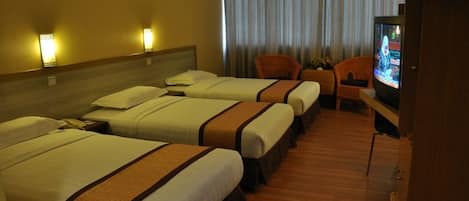 Chambre Triple Deluxe | Coffres-forts dans les chambres, bureau, fer et planche à repasser