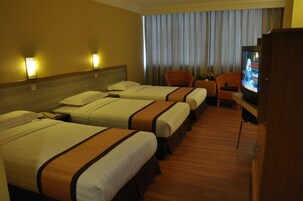 Deluxe Triple Room | Peti besi dalam bilik, meja, seterika/papan seterika, Wi-fi percuma 