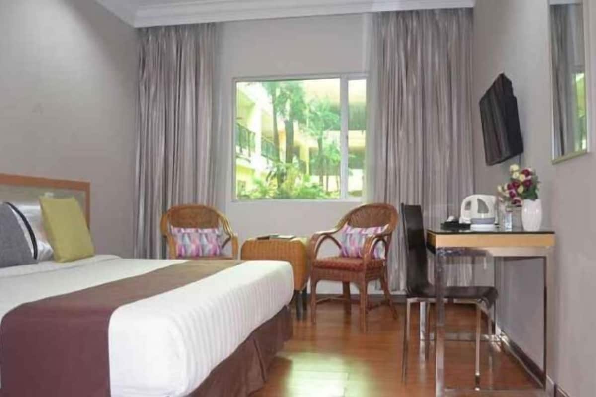 In-room safe, desk, iron/ironing board, free WiFi