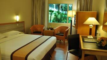 Standard King | In-room safe, desk, iron/ironing board (on request), free WiFi