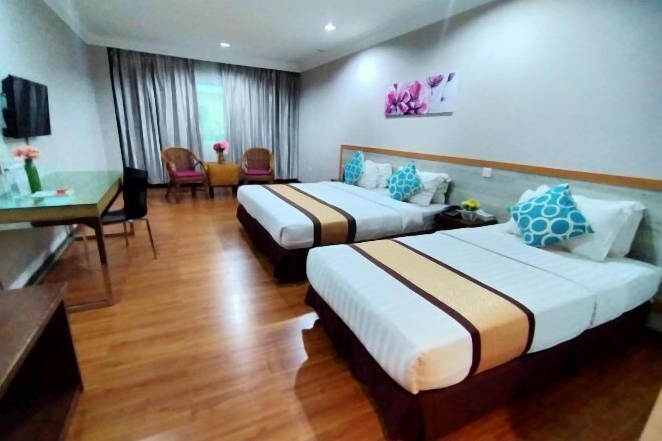 In-room safe, desk, iron/ironing board, free WiFi