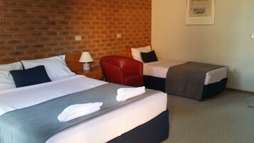 Quarto triplo clássico | 2 quartos, roupas de cama premium, frigobar, escrivaninha