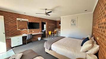 Rom – standard | Sengetøy av topp kvalitet, minibar, skrivebord og strykejern/-brett