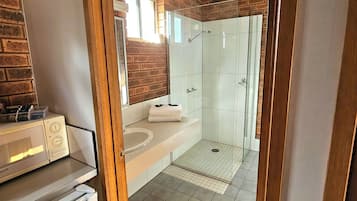 Deluxe Triple Room | Bathroom | Shower, free toiletries, towels