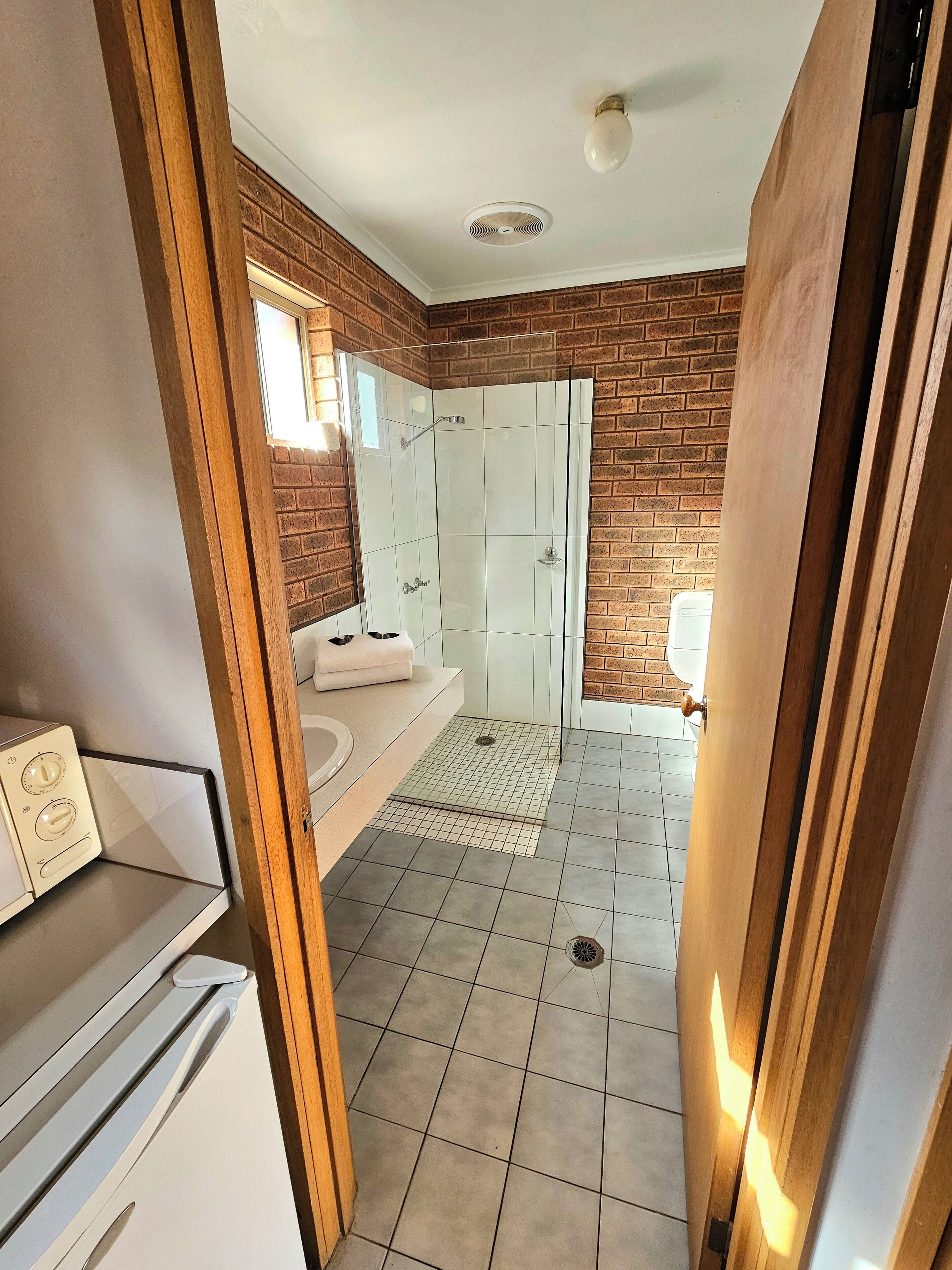 Dusj, toalettartikler (inkludert) og håndklær