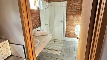 Shower, free toiletries, towels