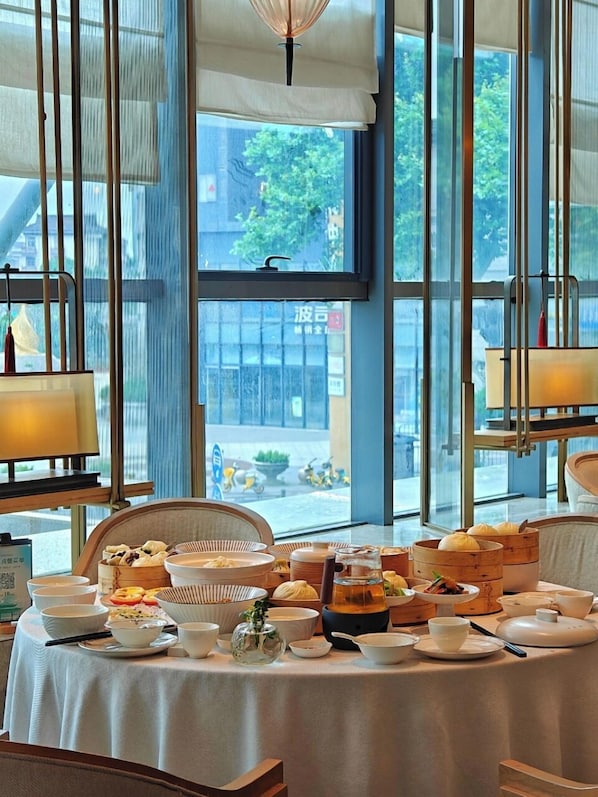 2 Restaurants, Frühstück, Mittagessen, Abendessen, chinesische Küche