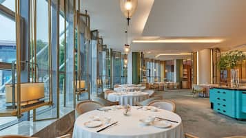 2 restaurants, breakfast, lunch, dinner served; Chinese cuisine