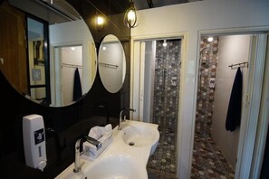 Bruser, gratis toiletartikler, hårtørrer, håndklæder
