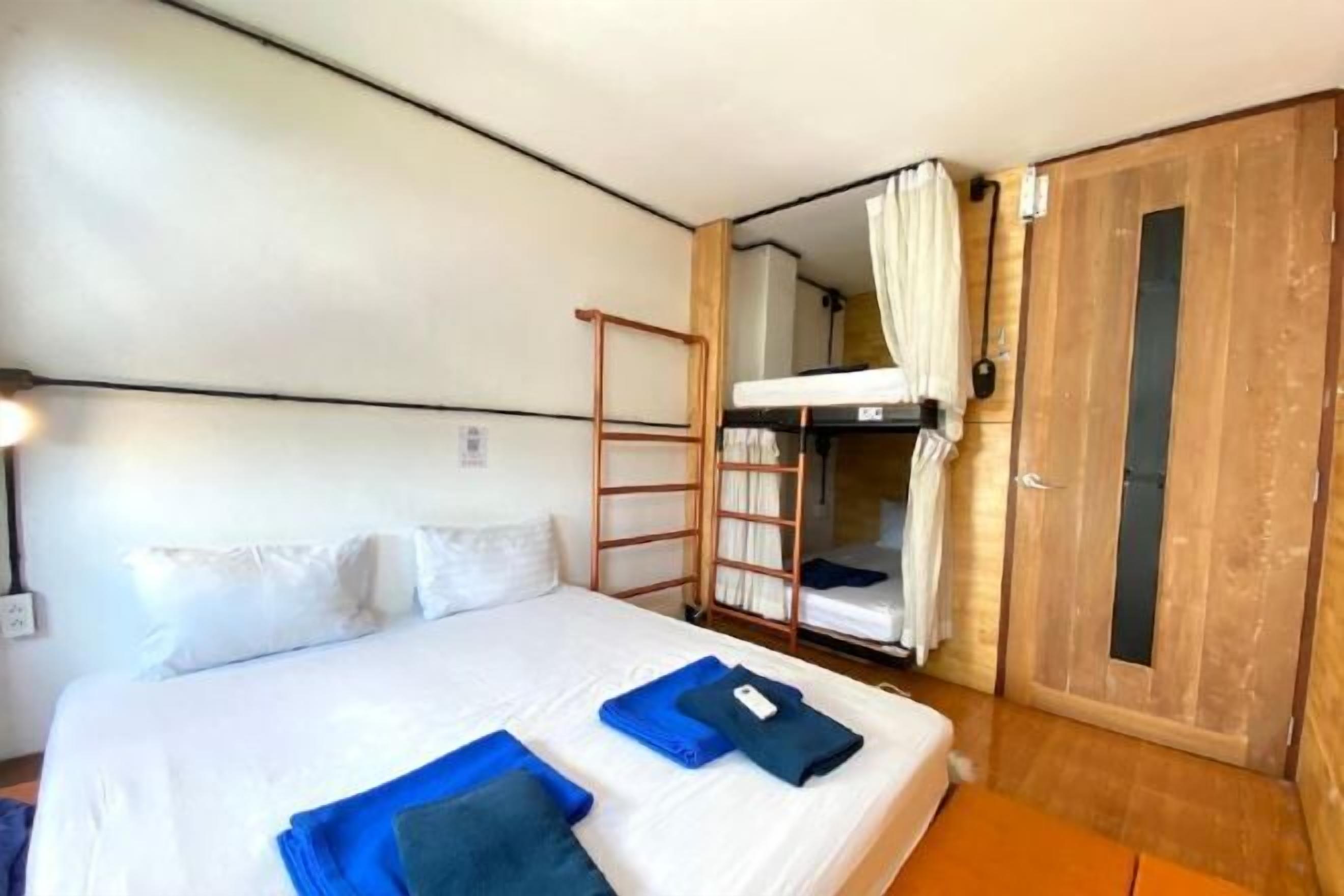 Cortinas blackout, wifi gratis y ropa de cama 