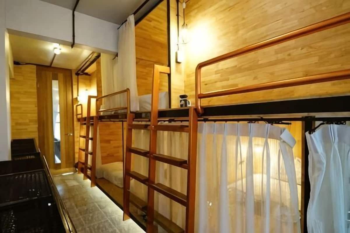遮光窗簾/窗簾、免費 Wi-Fi、床單