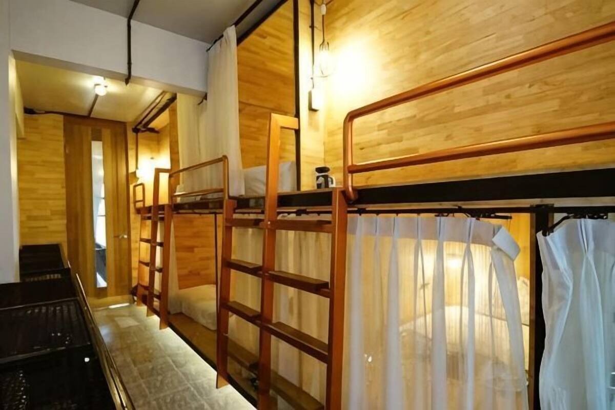 Cortinas blackout, wifi gratis y ropa de cama