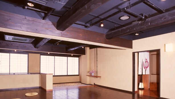A spacious room with wooden flooring, large windows, and a traditional Japanese aesthetic. - Hotel Sansuikan (Beppu)