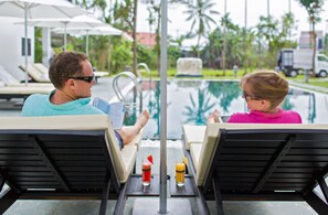 Outdoor pool, pool umbrellas, pool loungers - HANZ Natural Boutique Hotel Villa (Da Nang)