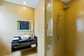 Familienzimmer, 2 Schlafzimmer, eigenes Bad, Flussblick | Badezimmer | Kostenlose Toilettenartikel, Haartrockner, Bademäntel, Hausschuhe