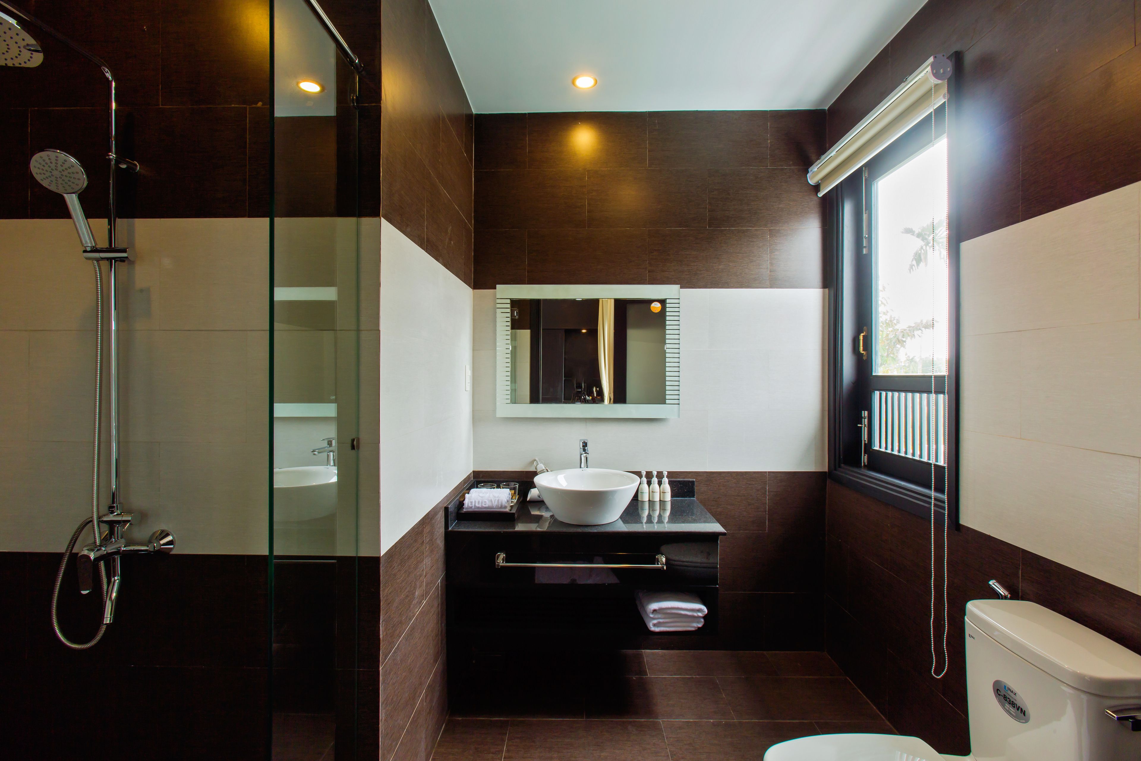 deluxe double or twin room, 1 bedroom, pool view | bathroom | free toiletries, hair dryer, bathrobes, slippers