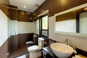 Deluxe Double or Twin Room, 1 Bedroom, Pool View | Bathroom | Free toiletries, hair dryer, bathrobes, slippers - HANZ Natural Boutique Hotel Villa (Da Nang)
