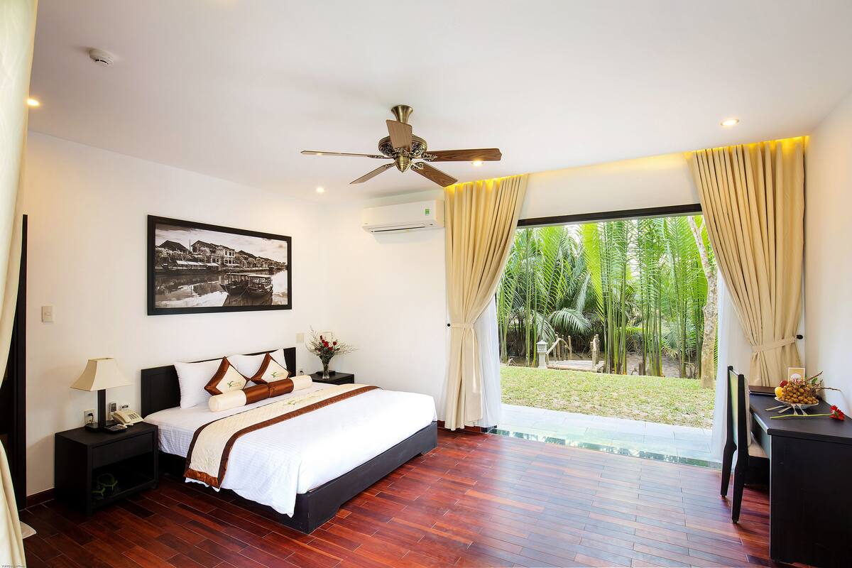 Senior Double Room, 1 King Bed, River View | Minibar, in-room safe, desk, rollaway beds