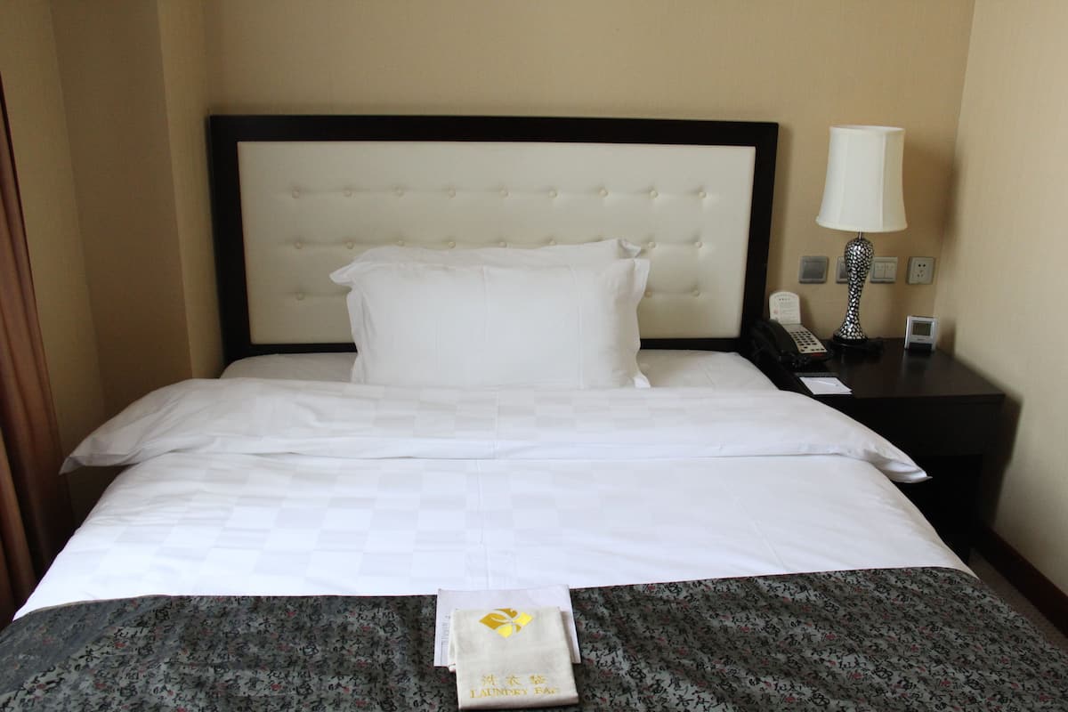 Premium bedding, in-room safe, desk, blackout drapes