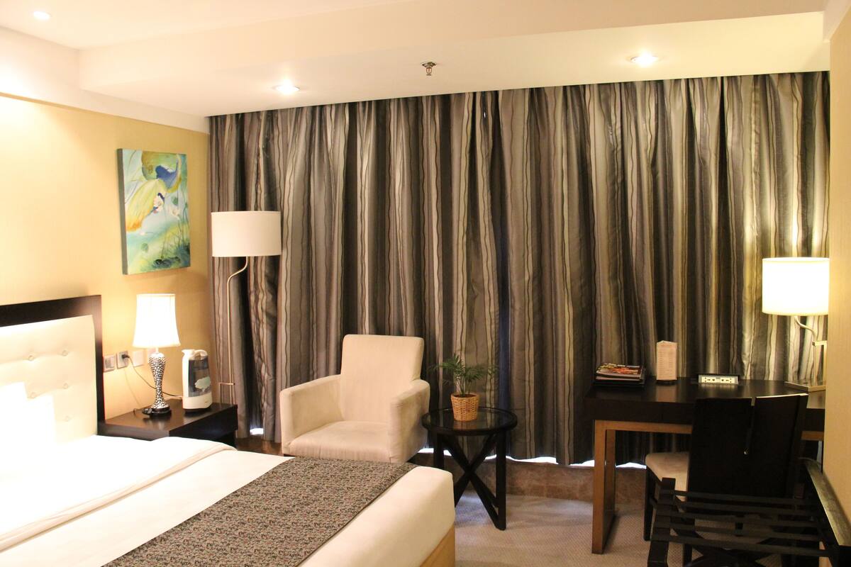Standard Queen Room | Premium bedding, in-room safe, desk, blackout drapes