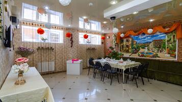 Breakfast, lunch, dinner served; local cuisine