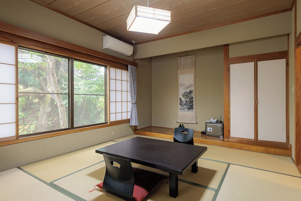 Habitación tradicional, para no fumadores (Small Japanese Style) | Edredón, caja de seguridad en la habitación y escritorio