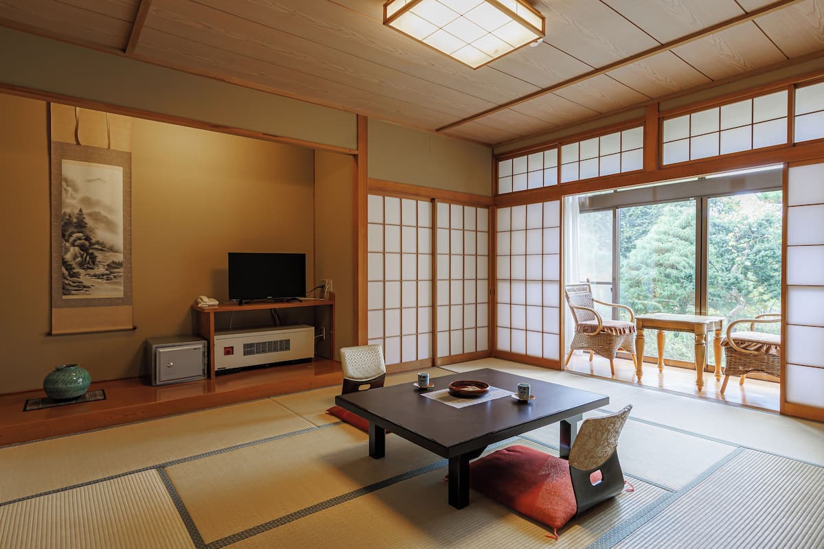 Habitación cuádruple Premium, para no fumadores (Deluxe Japanese Style) | Edredón, caja de seguridad en la habitación y escritorio