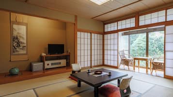 Cubrecamas, caja de seguridad en la habitación y escritorio